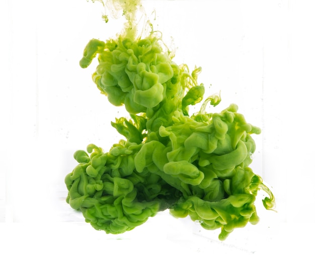 Foto gratuita gota de pintura verde cayendo sobre agua