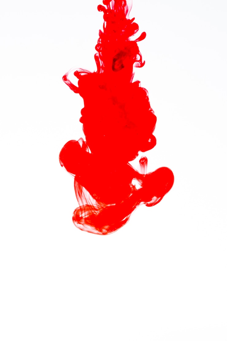 Foto gratuito gota roja vibrante en agua