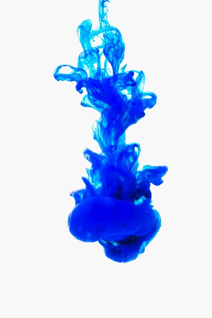 Gota de tinta azul en el agua