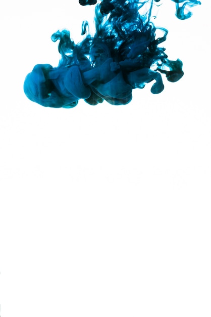 Gota de tinta azul oscuro cayendo en el agua
