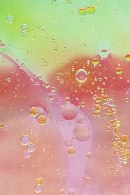 Gotas de aceite flotando en colores de fondo
