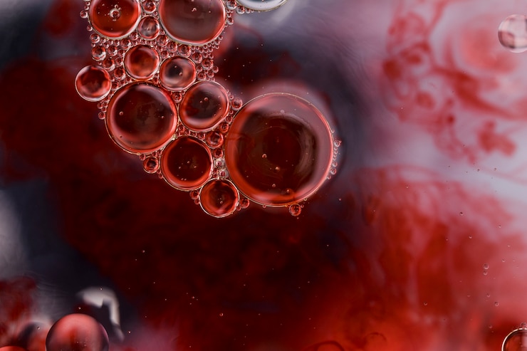 Foto gratuito gotas de aceite rojo en agua