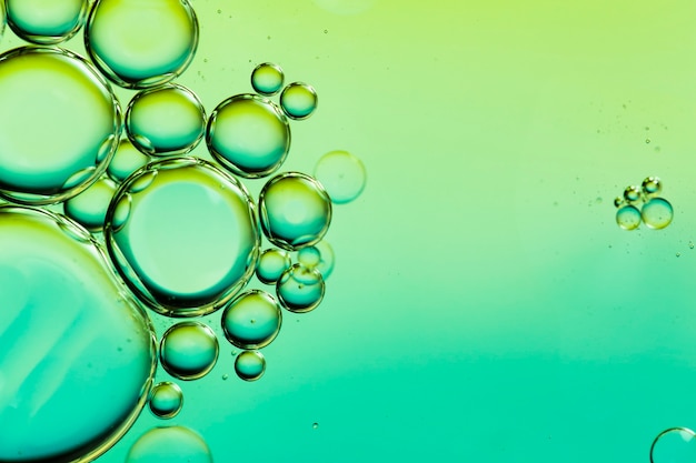 Foto gratuita gotas de aceite sobre un fondo abstracto de superficie de agua