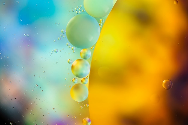 Gotas de aceite sobre un fondo abstracto de superficie de agua