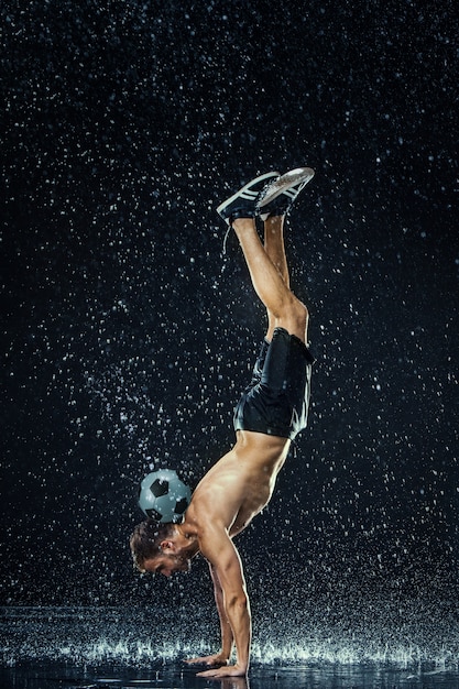 Gotas de agua alrededor del jugador de fútbol