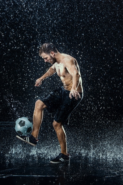 Gotas de agua alrededor del jugador de fútbol