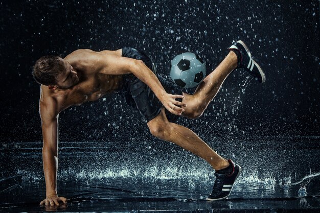 Gotas de agua alrededor del jugador de fútbol