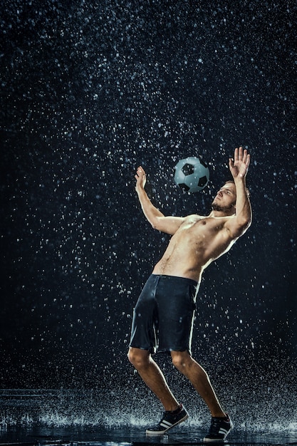 Foto gratuita gotas de agua alrededor del jugador de fútbol