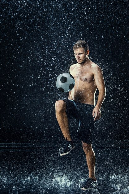 Gotas de agua alrededor del jugador de fútbol