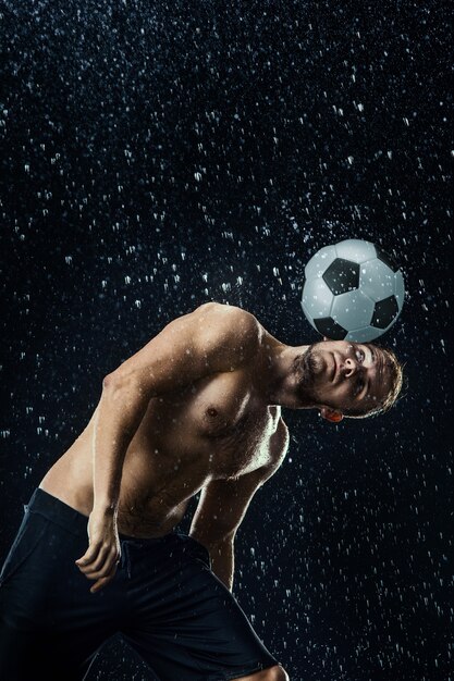 Gotas de agua alrededor del jugador de fútbol
