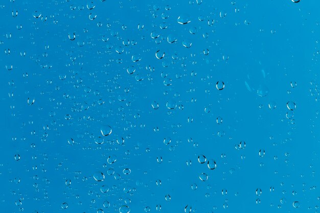 Gotas de agua en azul