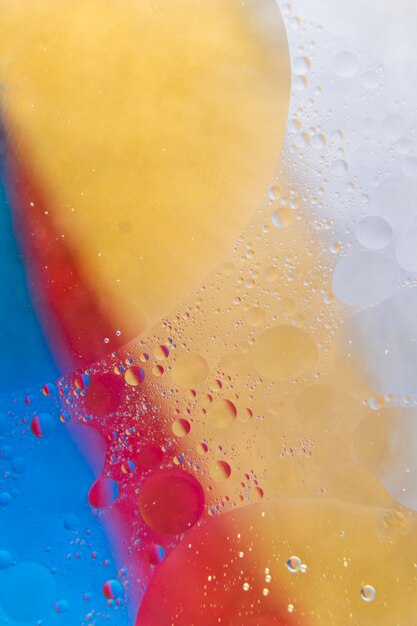 Gotas de agua burbuja sobre fondo de pintura colorida