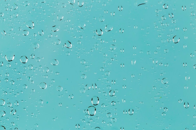 Gotas de agua clara sobre fondo turquesa