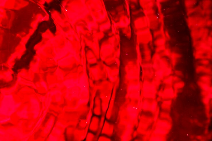Foto gratuito gotas de agua monocromáticas en tonos rojos