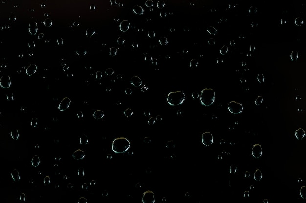 Gotas de agua de primer plano en negro