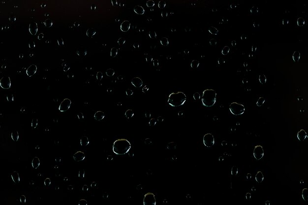 Gotas de agua de primer plano en negro