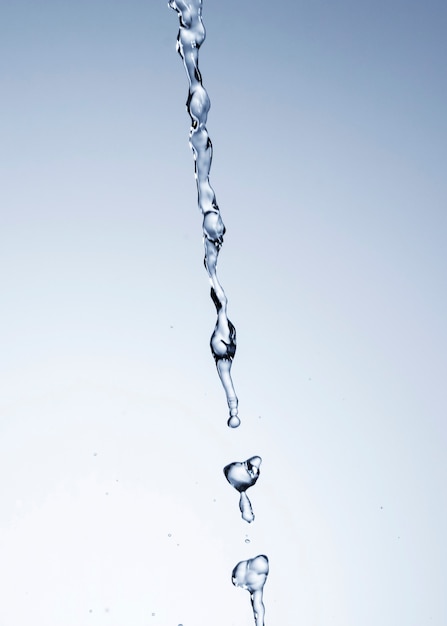 Gotas de agua realistas sobre fondo claro