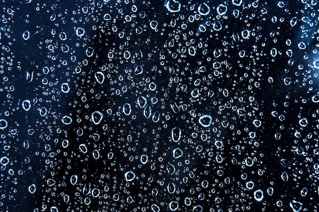 Gotas de agua sobre un cristal