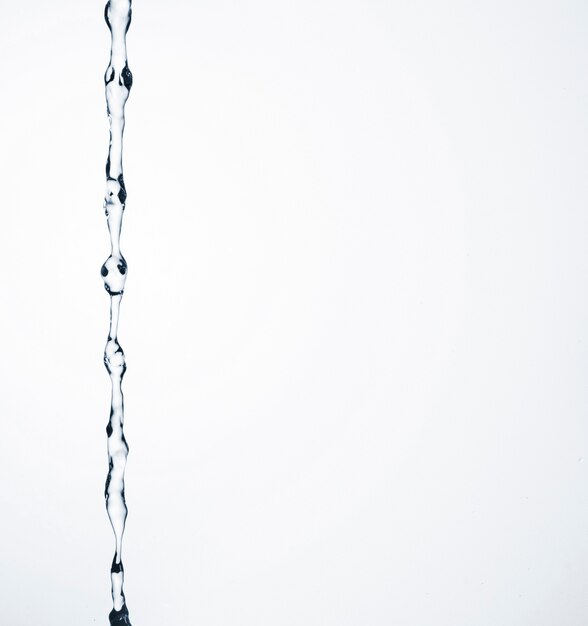 Gotas de agua sobre fondo blanco con espacio de copia