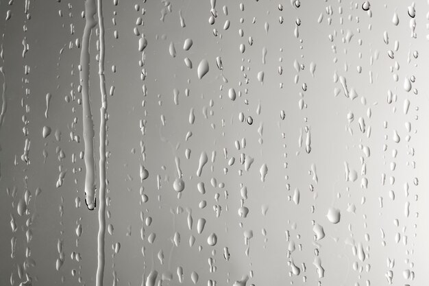 Gotas de agua sobre un fondo de pantalla gris