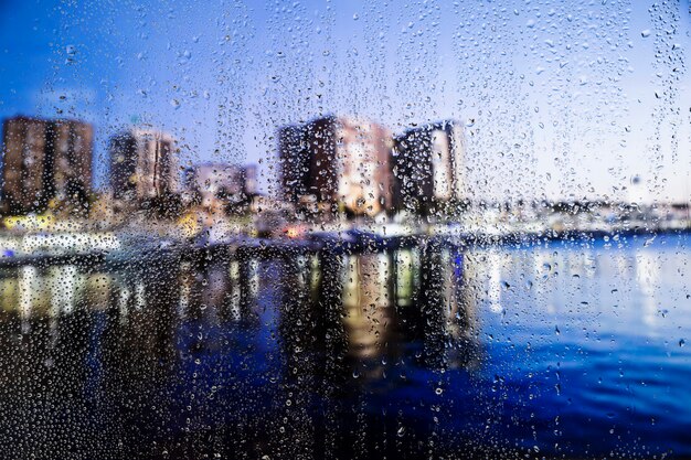 Gotas de agua sobre fondo urbano