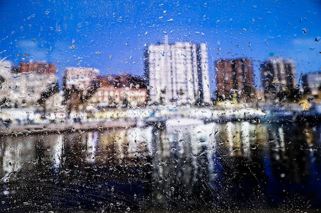 Gotas de agua sobre fondo urbano