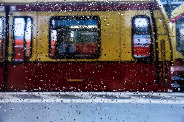 Gotas de agua sobre fondo urbano