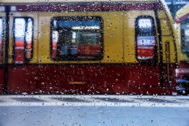 Gotas de agua sobre fondo urbano