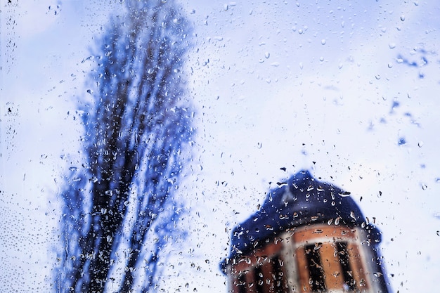 Foto gratuita gotas de agua sobre fondo urbano