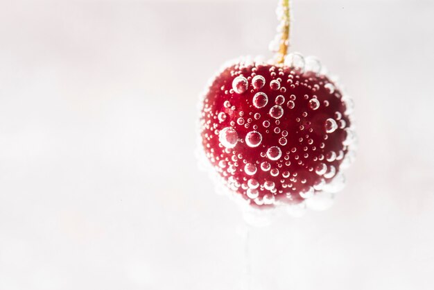 Gotas de agua sobre jugosa cereza roja