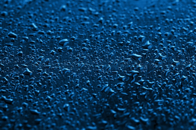 Gotas de agua sobre una superficie azul
