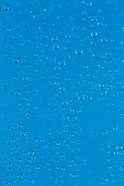 Gotas de agua sobre la superficie azul