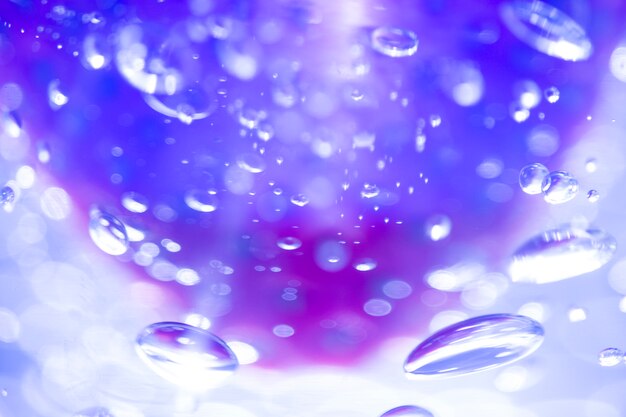 Gotas de agua sobre una superficie de cristal