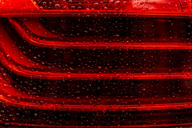 Foto gratuita gotas de agua sobre vidrio rojo