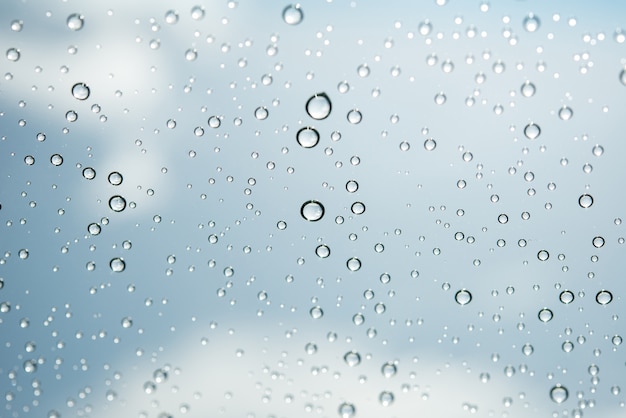 Gotas de agua sobre el vidrio