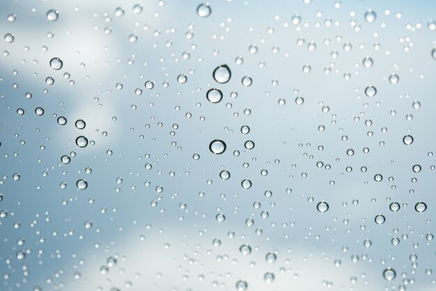 Gotas de agua sobre el vidrio