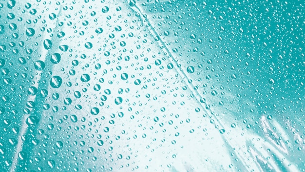 Foto gratuita gotas de agua en el telón de fondo de superficie turquesa brillante