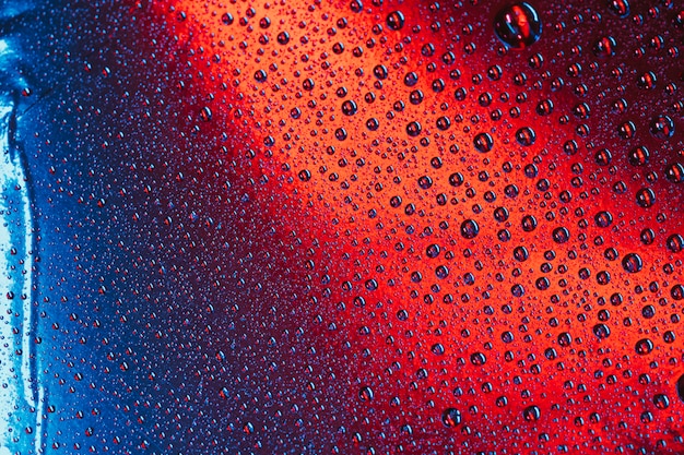 Gotas de agua transparente sobre fondo de superficie brillante