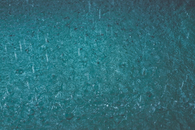 Foto gratuita gotas de lluvia en la piscina