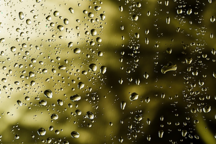 Foto gratuito gotas de lluvia sobre fondo abstracto