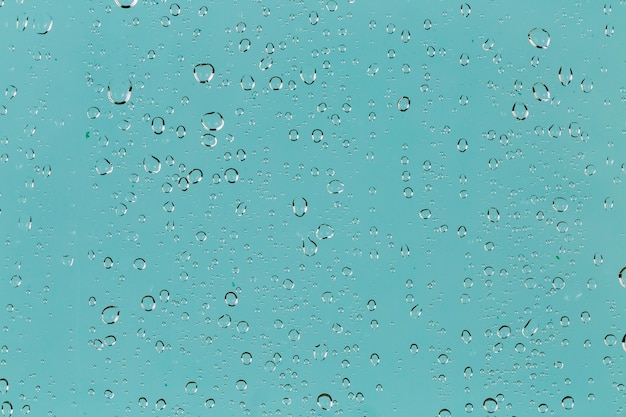 Gotas de lluvia sobre fondo turquesa