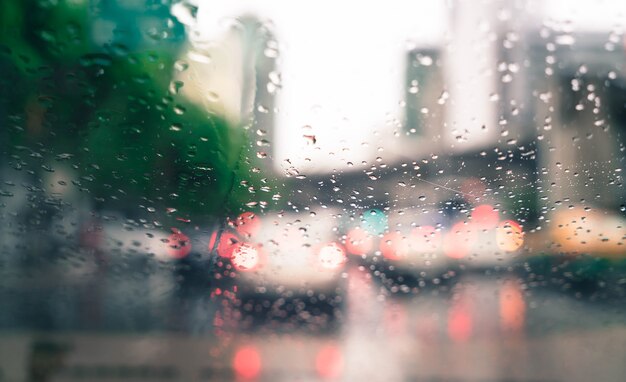 Gotas de lluvia en el vidrio del coche