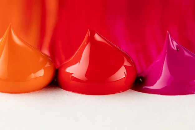 Gotas de pintura roja, rosa y naranja
