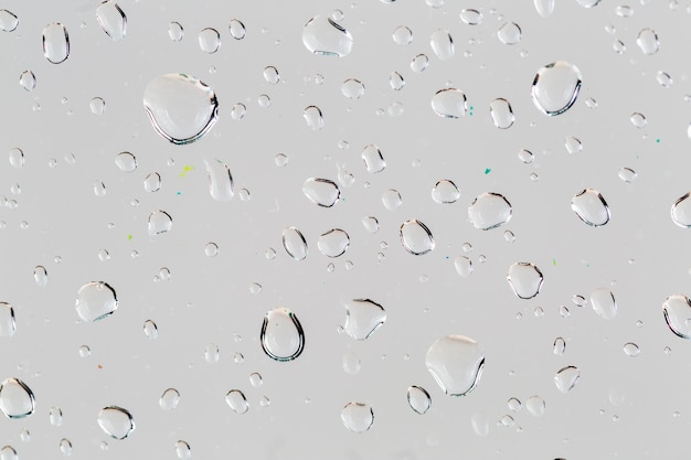 Gotas de primer plano en la superficie blanca