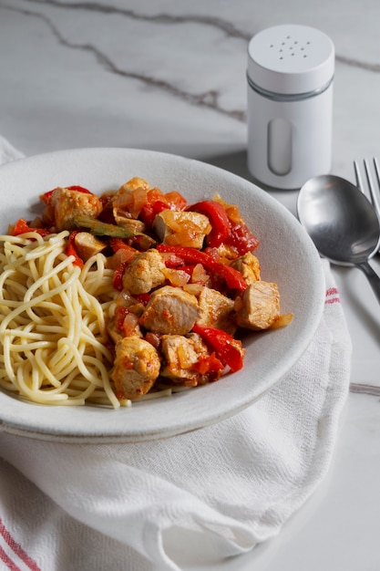 Goulash y fideos deliciosos de alto ángulo