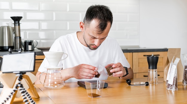 Grabación de hombre haciendo café