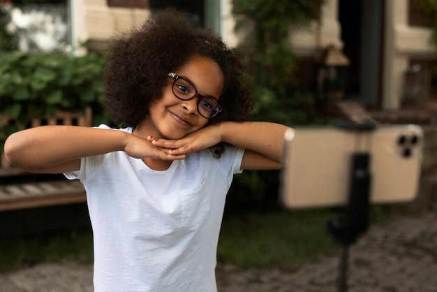 Grabación de niña sonriente de tiro medio