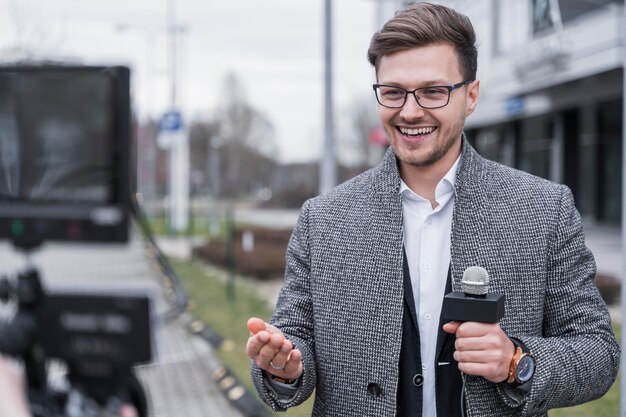 Grabación de periodista sonriente