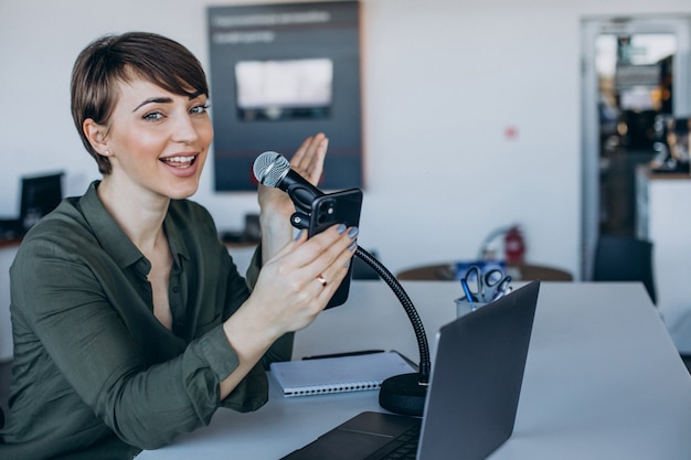 Foto gratuita grabación de vlogger joven en estudio