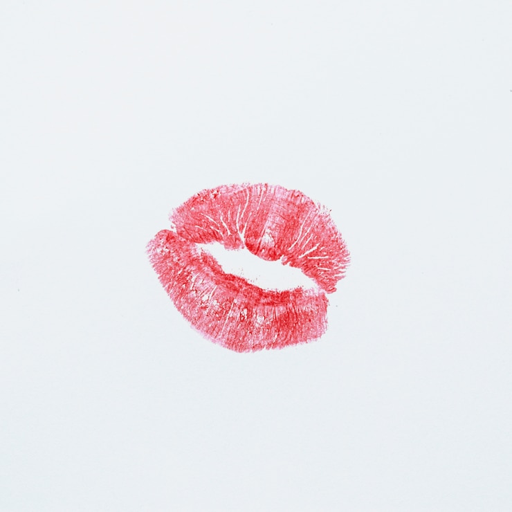 Foto gratuito grabado de labios rojos sobre blanco.